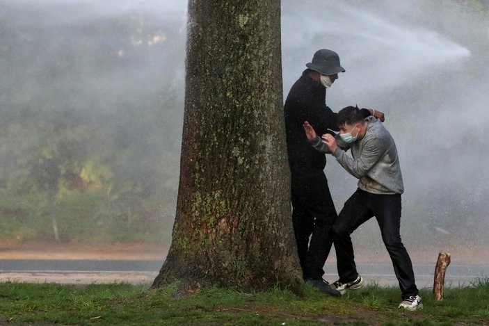 Belçika polisinden parkta parti düzenlemek isteyen gençlere sert müdahale
