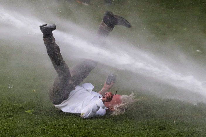 Belçika polisinden parkta parti düzenlemek isteyen gençlere sert müdahale