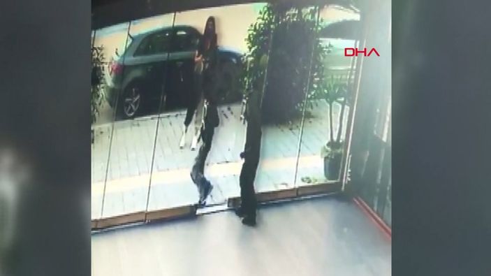 İzmir'de korkunç görüntüler: Şiddet uyguladıkları kediyi kapıya sıkıştırdılar