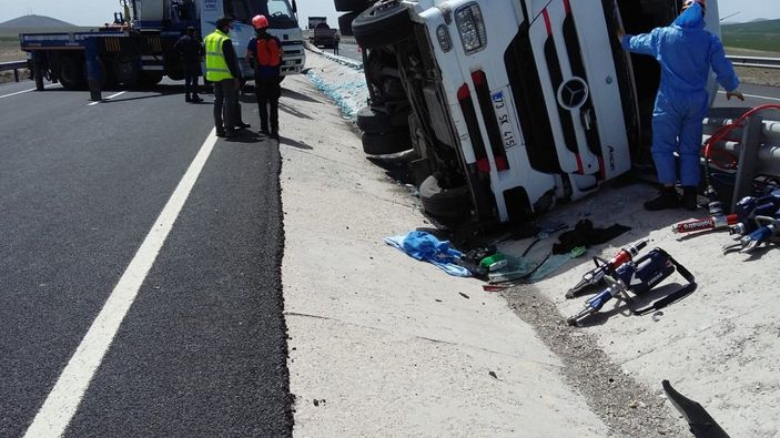 i Niğde'de limon yüklü tır devrildi: 1 ölü