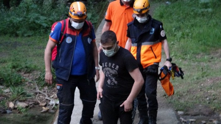 Bursa'da polisten korkup kaçan genç kayalıklarda mahsur kaldı