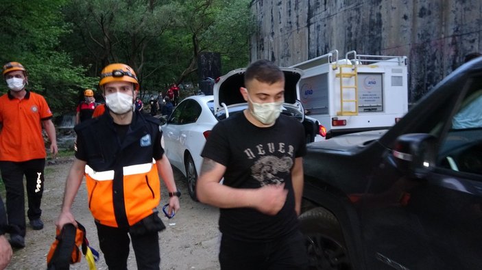 Bursa'da polisten korkup kaçan genç kayalıklarda mahsur kaldı