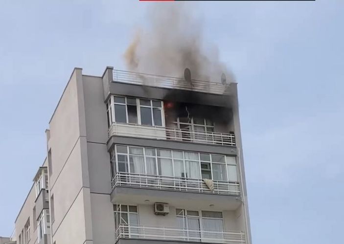 i Ankara'da evinin yandığını komşuları uyarınca anladı