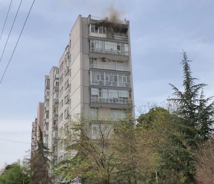 i Ankara'da evinin yandığını komşuları uyarınca anladı