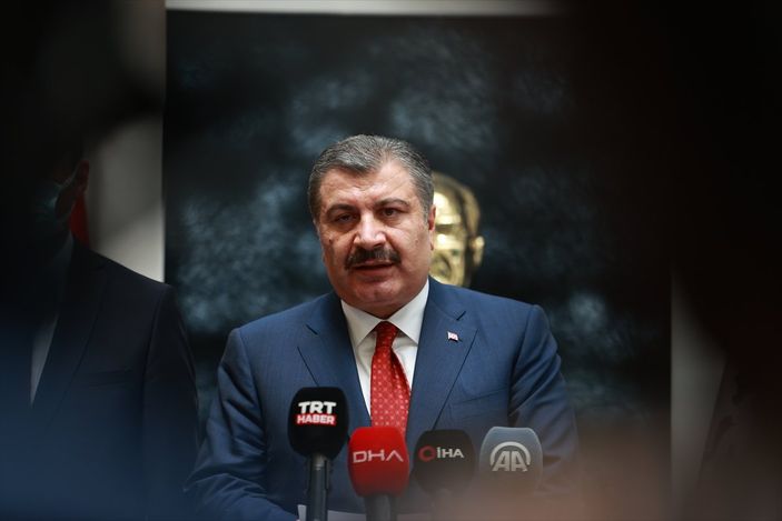 Fahrettin Koca: Test sayılarının düşmesi, vaka sayılarının düşmesinin sonucudur