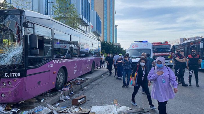 İstanbul'da İETT otobüsü kaza yaptı