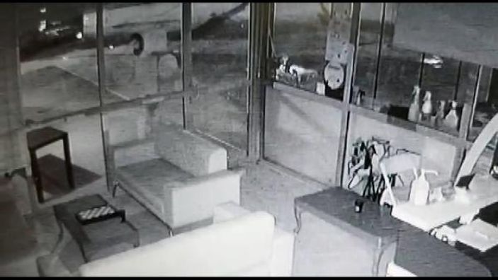 d Sultanbeyli'de iş yerinin camlarını sopayla kırdı