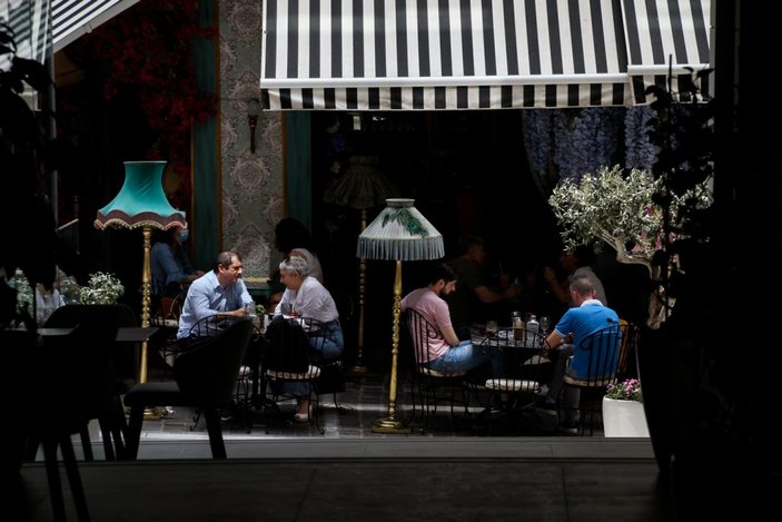 Yunanistan’da restoran ve kafelerin dış mekanları açıldı