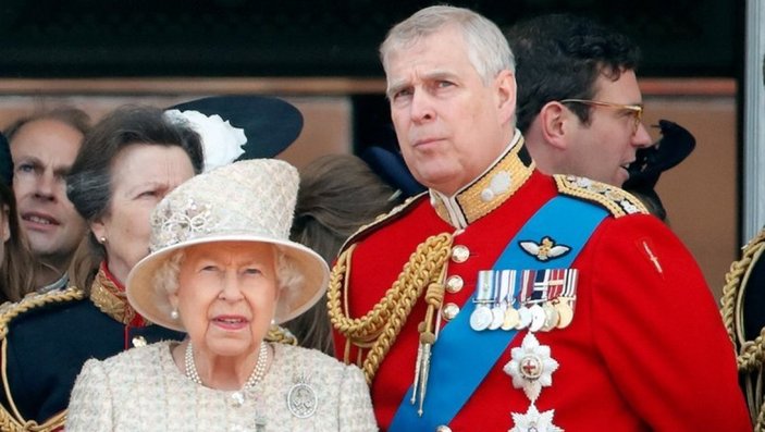 Kraliçe Elizabeth'in konutuna giren çift tutuklandı