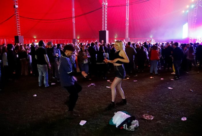 İngiltere’de aylar sonra müzik festivali düzenlendi