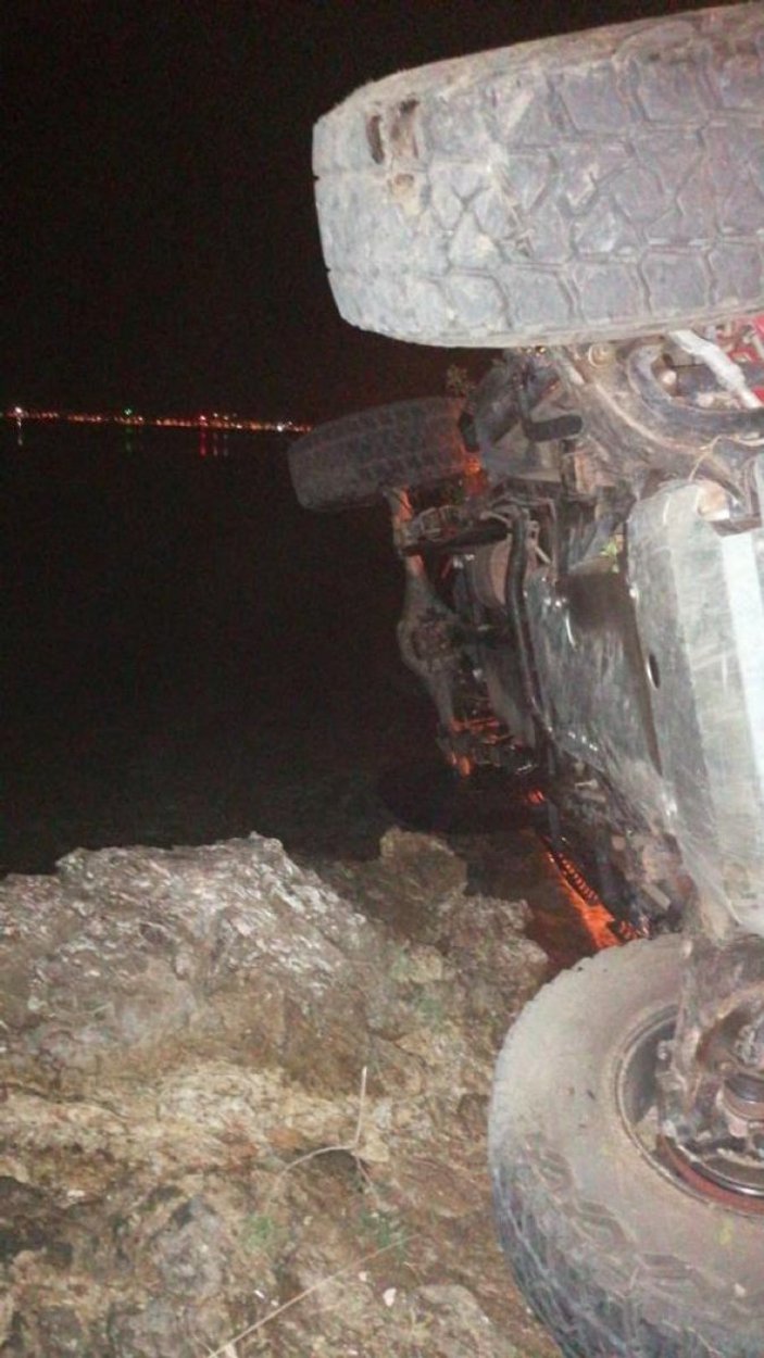 Muğla'da virajı alamayan araç denize doğru yuvarlandı