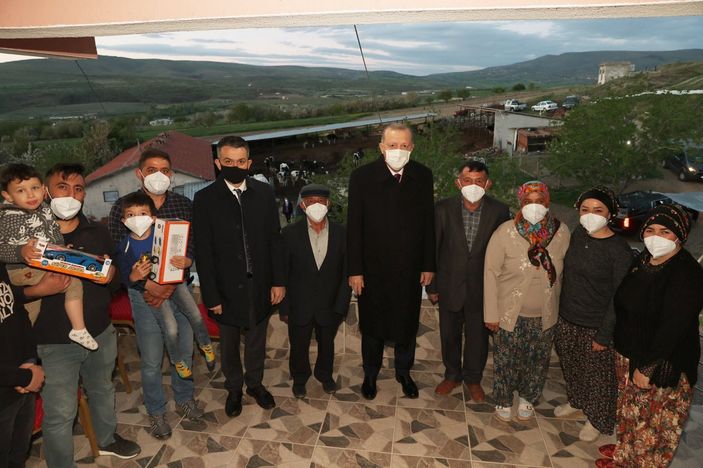 Cumhurbaşkanı Erdoğan Ayaşlı çiftçi ve ailesiyle iftar yaptı