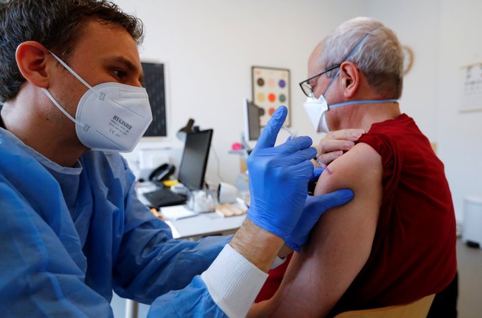 Almanya'da bir kişiye 5 doz koronavirüs aşısı yapıldı