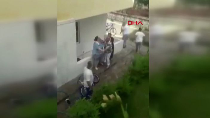 d Antalya'da site bahçesinde başlayan kavga kamerada
