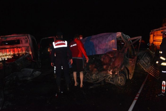 Antalya’da 2 kişi araç içinde yanarak can verdi