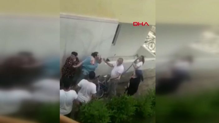 d Antalya'da site bahçesinde başlayan kavga kamerada