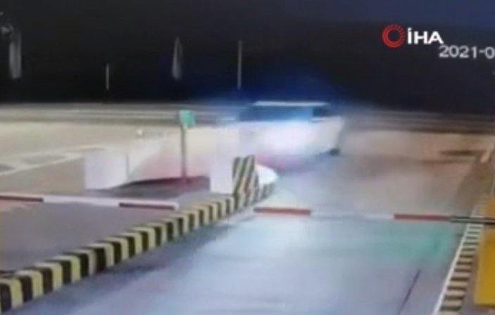 Çin’de gişelere çarpan araç havada takla attı