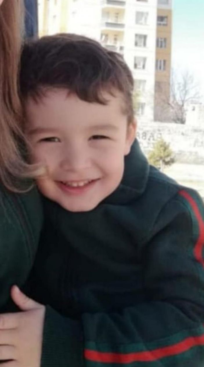 d Kayseri'de pencereden düşen minik Eymen toprağa verildi