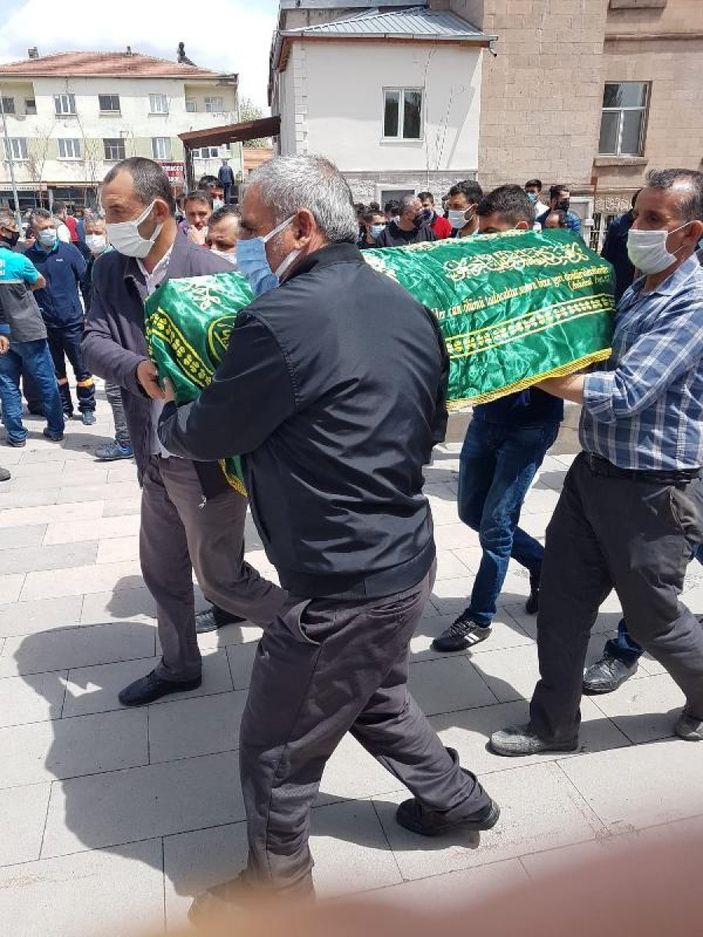 d Kayseri'de pencereden düşen minik Eymen toprağa verildi