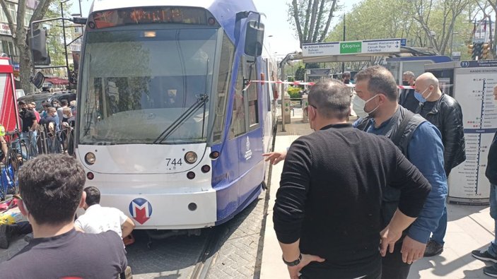 İstanbul’da bir kişi tramvayın altında kaldı