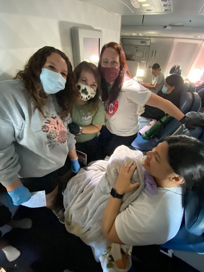 ABD’de bir kadın uçakta doğum yaptı