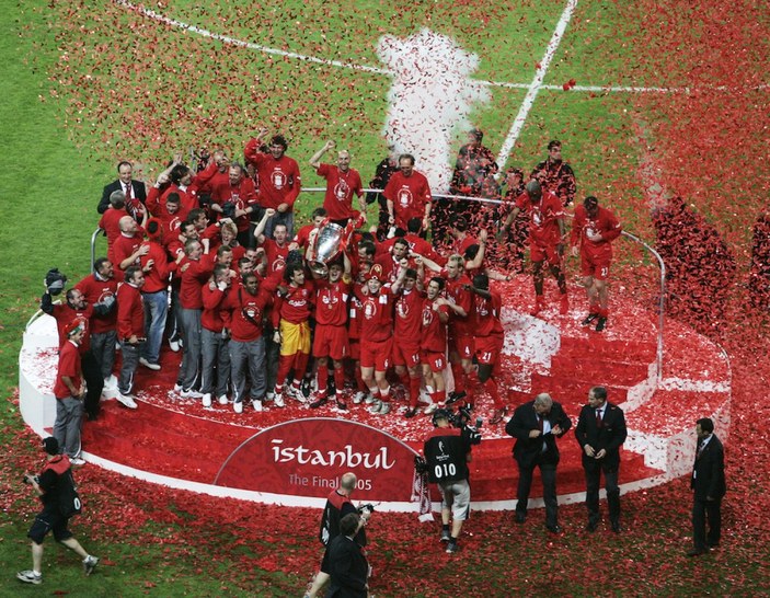 İstanbul'da oynanan finallerde İngilizler mutlu sona ulaşıyor