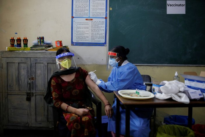 Hindistan, koronavirüs ölümlerinde günlük rekor artış kaydetti