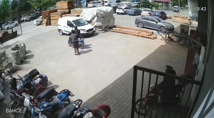 Bursa'da motosiklet hırsızlığını önleyen işçi