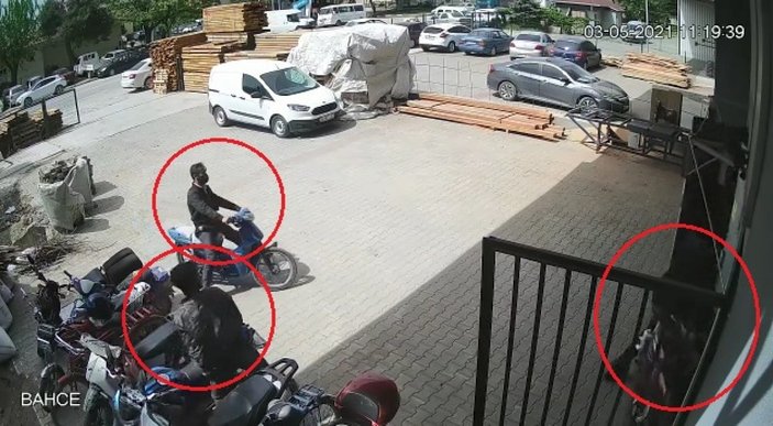 Bursa'da motosiklet hırsızlığını önleyen işçi