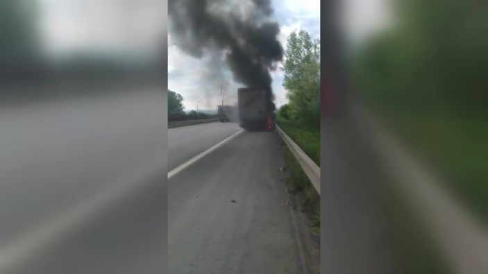 i Düzce'de seyir halindeki tırın lastikleri tutuştu