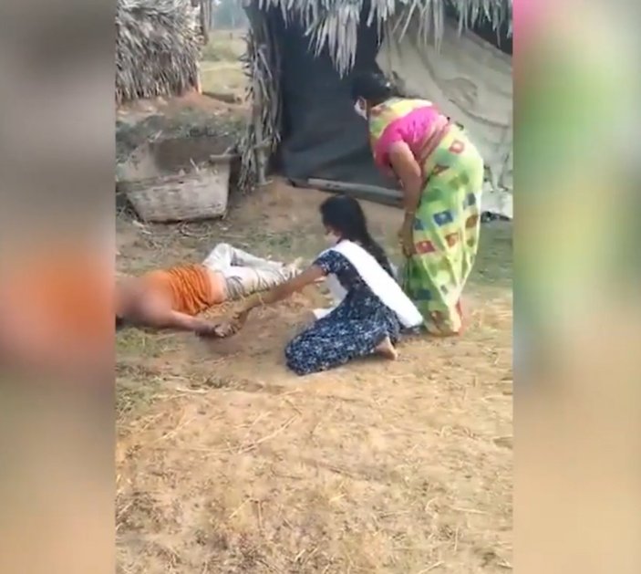 Hindistan’da genç kız koronavirüs olan babasına su içirmeye çalıştı