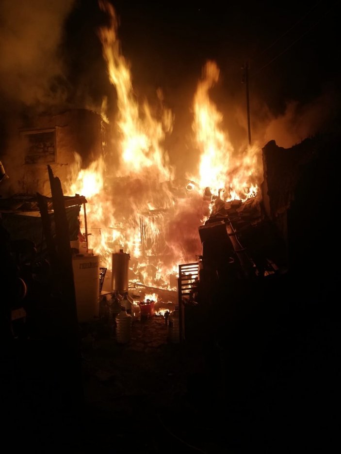 Malatya'da kümeste çıkan yangında 250 hayvan telef oldu