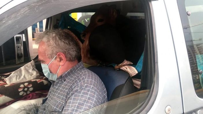 Rize'de, iki düveyi aracının arka koltuğunda yaylaya çıkardı