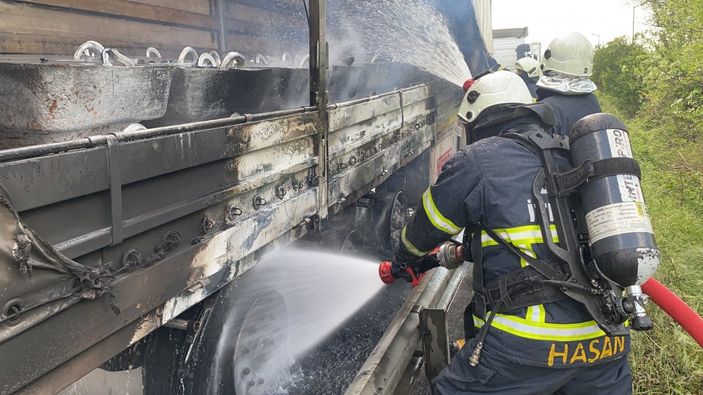 i Düzce'de seyir halindeki tırın lastikleri tutuştu