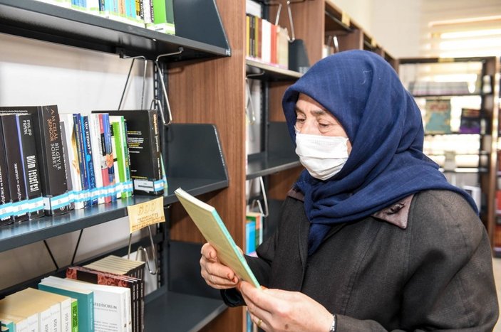65 yaşındaki Emine Teyze'nin kitap okuma aşkı