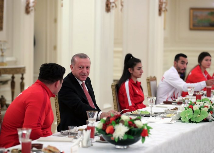 Cumhurbaşkanı Erdoğan milli sporcularla iftar yemeğinde bir araya geldi