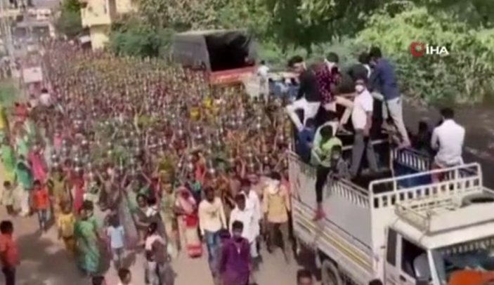 Hindistan'da yüzlerce kadın dini tören için koronavirüsü yok saydı