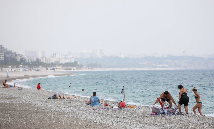 Antalya’da denizin keyfini turistler sürdü