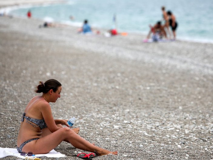 Antalya’da denizin keyfini turistler sürdü