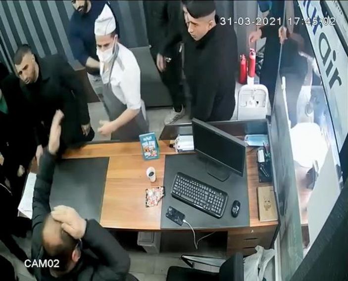 d Beyoğlu'nda komşu esnafın iş yerini bastılar