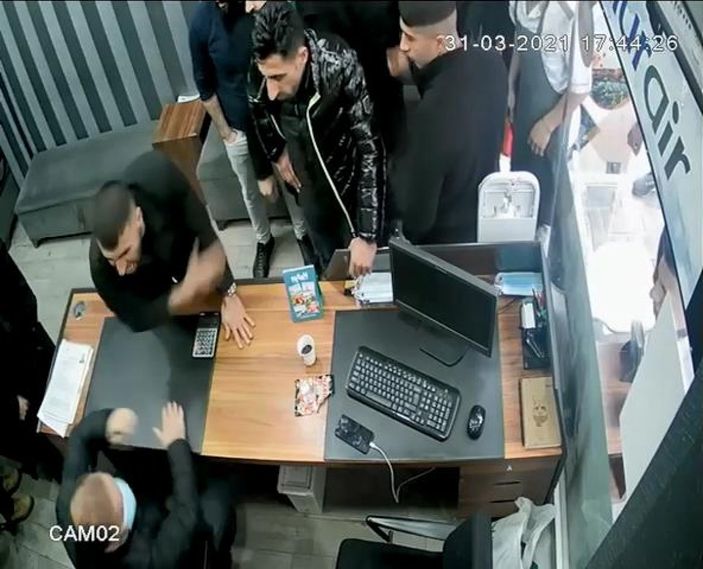 d Beyoğlu'nda komşu esnafın iş yerini bastılar