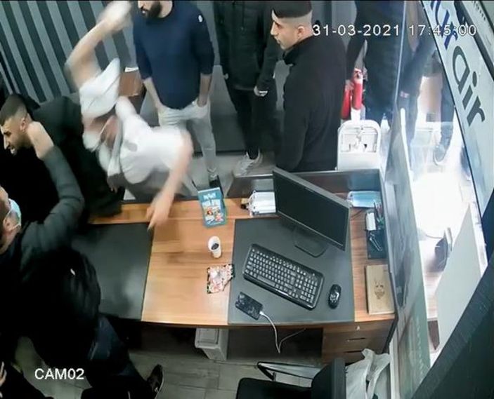 d Beyoğlu'nda komşu esnafın iş yerini bastılar