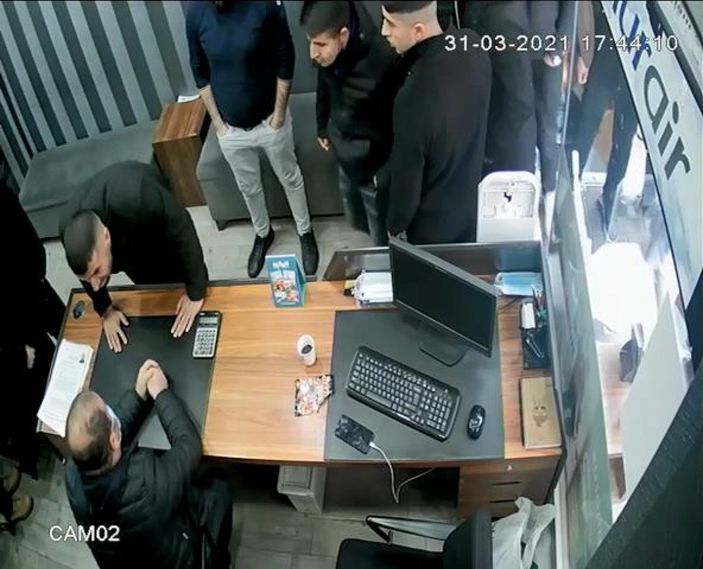 d Beyoğlu'nda komşu esnafın iş yerini bastılar