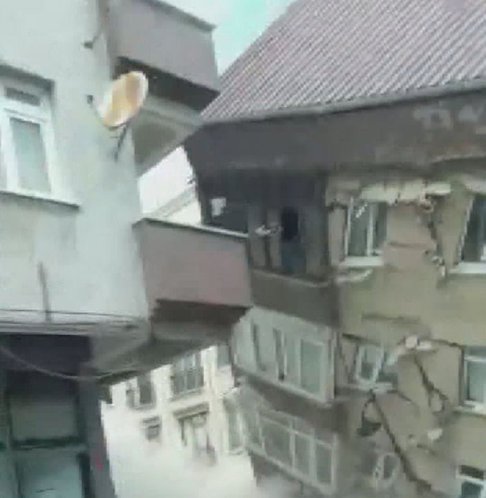 Zeytinburnu'nda bina çöktü