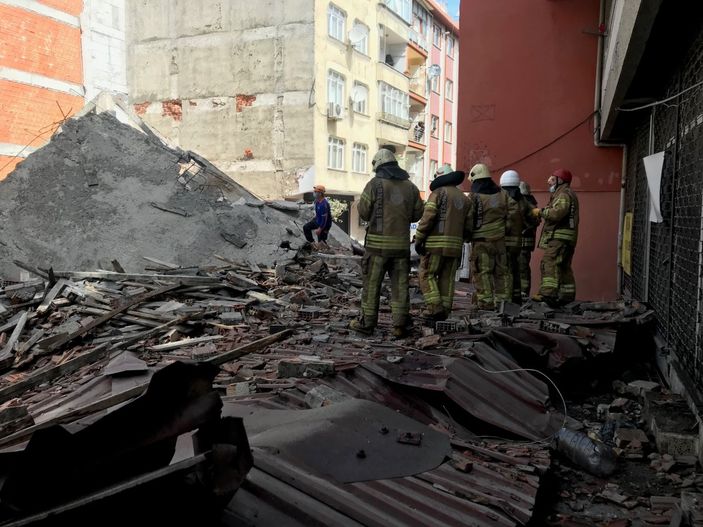 Zeytinburnu'nda bina çöktü