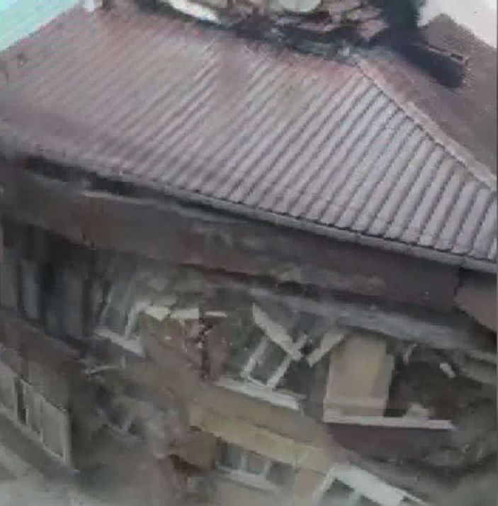 Zeytinburnu'nda bina çöktü