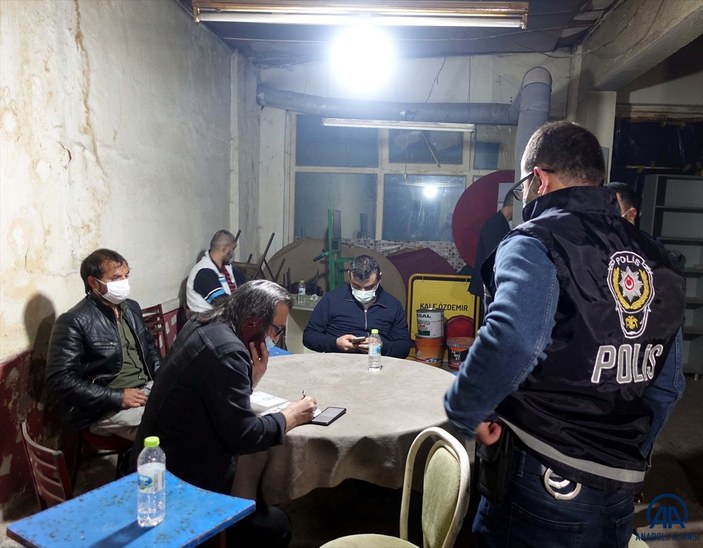 Kırıkkale'de ruhsatsız kıraathanede kaçak oyun oynayan 17 kişi suçüstü yakalandı