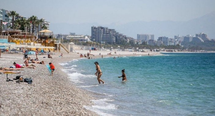 Deniz, kum, güneş: Antalya'da plajlar turistlere kaldı