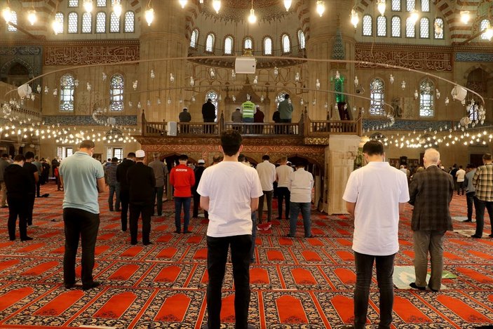 Ramazan ayının son cuma namazı koronavirüs tedbirleriyle kılındı