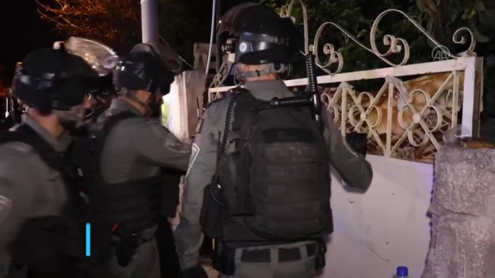 İsrail polisi Filistinli ailenin evine zorla girdi